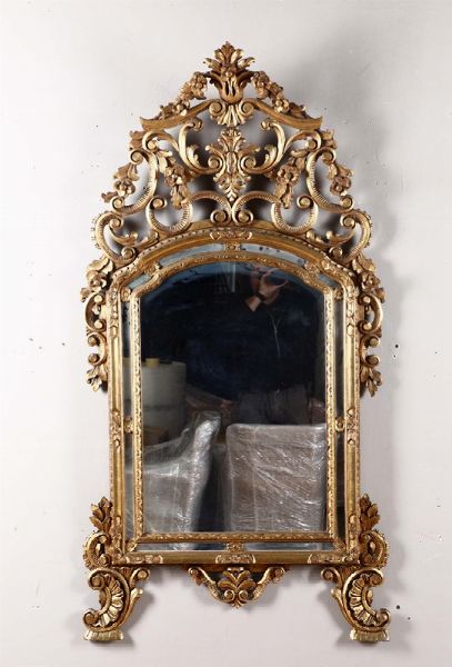 Specchiera in stile Luigi XV in legno intagliato e dorato, XIX-XX secolo  - Asta Antiquariato - Associazione Nazionale - Case d'Asta italiane