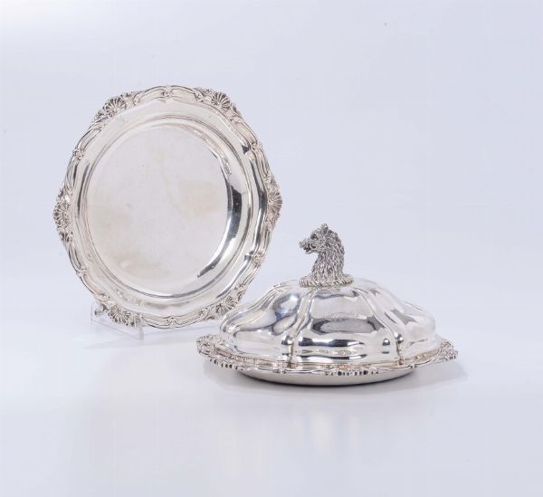 Coppia di piatti circolari in argento con bordo decorato, di cui uno con coperchio con presa zoomorfa, Londra 1830, argentiere RS  - Asta Antiquariato - Associazione Nazionale - Case d'Asta italiane