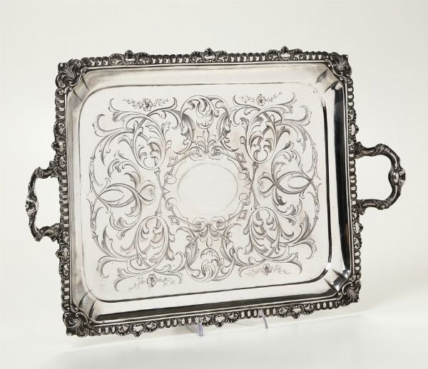 Vassoio rettangolare biansato in argento, Inghilterra, XX secolo  - Asta Antiquariato - Associazione Nazionale - Case d'Asta italiane