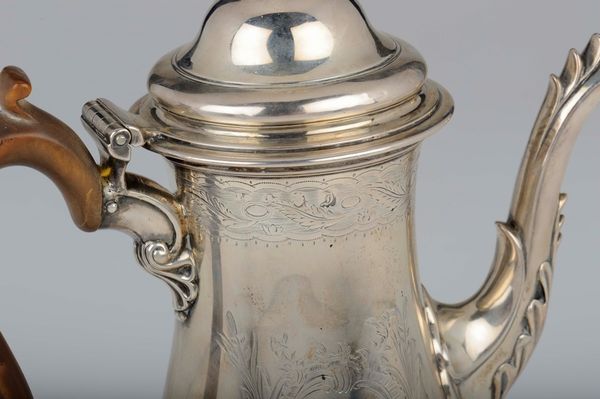 Caffettiera in argento, argentiere William Cripps, Dublino 1747  - Asta Antiquariato - Associazione Nazionale - Case d'Asta italiane