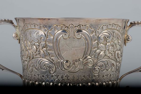 Porringer in argento fuso, sbalzato e cesellato, argentiere Edward Wimans, Londra 1698  - Asta Antiquariato - Associazione Nazionale - Case d'Asta italiane