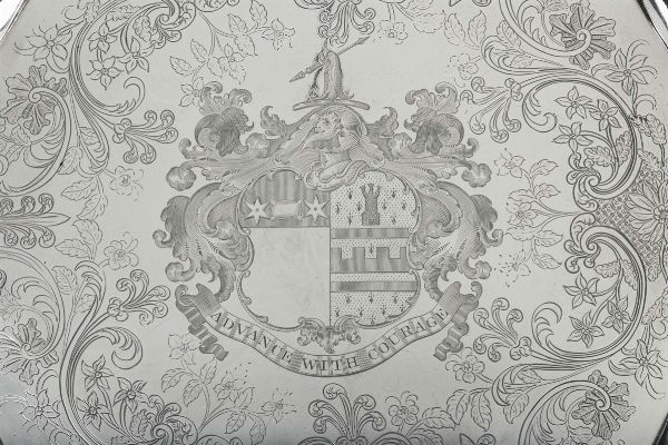 Grande salver in argento fuso, sbalzato e cesellato, argentiere Benjamin Smith, Londra 1819  - Asta Antiquariato - Associazione Nazionale - Case d'Asta italiane