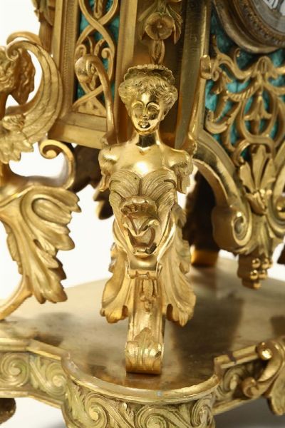 Pendola da tavolo in bronzo dorato e malachite, Francia XIX secolo  - Asta Antiquariato - Associazione Nazionale - Case d'Asta italiane