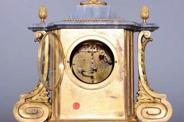 Pendola Napoleone III in marmo grigio e bronzo dorato, Francia, Lepine a Paris, XIX secolo  - Asta Antiquariato - Associazione Nazionale - Case d'Asta italiane