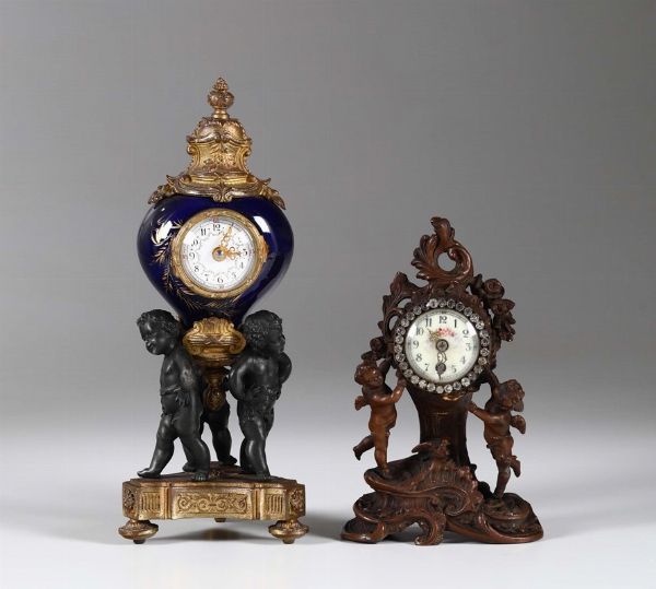 Due piccoli orologi con puttini, XIX-XX secolo  - Asta Antiquariato - Associazione Nazionale - Case d'Asta italiane