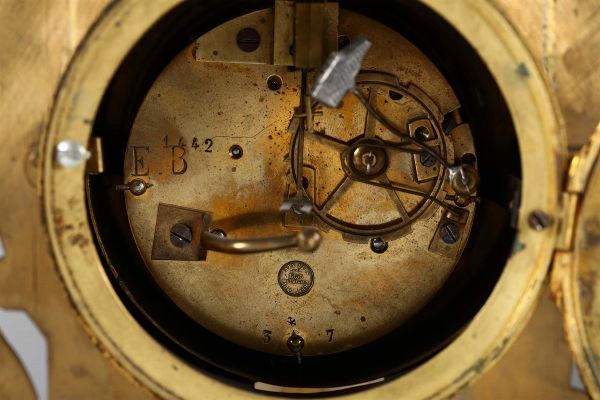 Originale orologio in ottone inciso a rappresentare il giorno e la notte, XIX-XX secolo  - Asta Antiquariato - Associazione Nazionale - Case d'Asta italiane