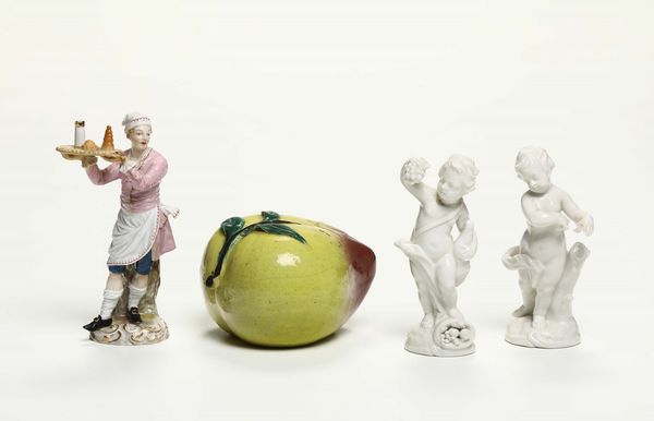 Insieme di tre statuine in porcellana e frutto, XIX-XX secolo  - Asta Antiquariato - Associazione Nazionale - Case d'Asta italiane