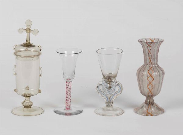 Lotto di due bicchieri, un vaso e un reliquiario in vetro soffiato, Murano XVIII secolo  - Asta Antiquariato - Associazione Nazionale - Case d'Asta italiane