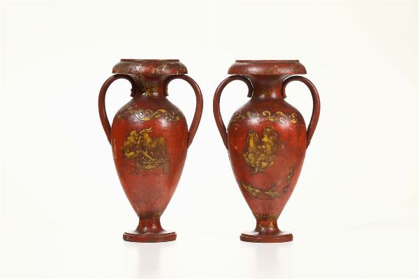Coppia di vasi biansati in legno dipinto, Italia Centrale fine XVIII secolo  - Asta Antiquariato - Associazione Nazionale - Case d'Asta italiane