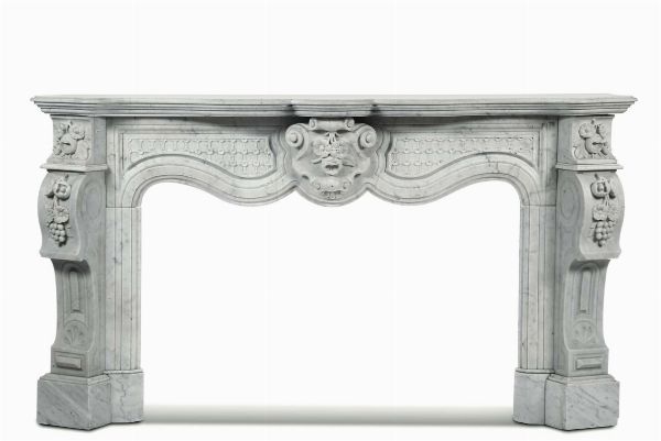Grande camino in marmo bianco scolpito, XIX secolo  - Asta Antiquariato - Associazione Nazionale - Case d'Asta italiane