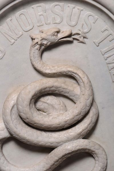 Medaglione ovale in marmo con serpente in bassorilievo, Lombardia inizio XIX secolo  - Asta Antiquariato - Associazione Nazionale - Case d'Asta italiane