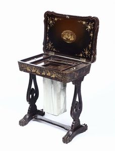 Tavolino da lavoro in legno ebanizzato e dipinto a chinoiserie, XIX secolo  - Asta Antiquariato - Associazione Nazionale - Case d'Asta italiane