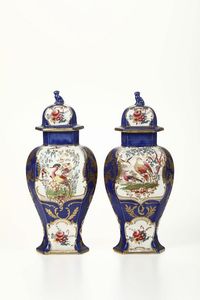 Coppia di vasi Inghilterra, Staffordshire, XIX secolo  - Asta Antiquariato - Associazione Nazionale - Case d'Asta italiane