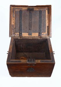 Scrigno in legno e metallo, XVIII secolo  - Asta Antiquariato - Associazione Nazionale - Case d'Asta italiane