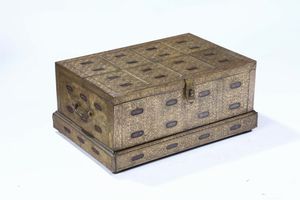 Baule in legno interamente rivestito in rame dorato, XVIII secolo  - Asta Antiquariato - Associazione Nazionale - Case d'Asta italiane
