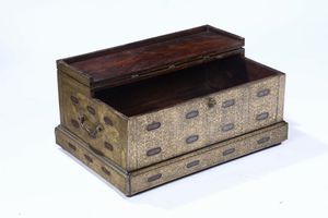 Baule in legno interamente rivestito in rame dorato, XVIII secolo  - Asta Antiquariato - Associazione Nazionale - Case d'Asta italiane