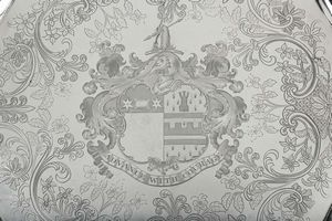 Grande salver in argento fuso, sbalzato e cesellato, argentiere Benjamin Smith, Londra 1819  - Asta Antiquariato - Associazione Nazionale - Case d'Asta italiane