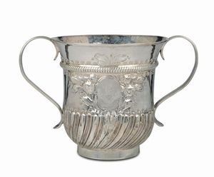 Porringer in argento fuso, sbalzato e cesellato, argentiere Samuel Wood, Londra 1763  - Asta Antiquariato - Associazione Nazionale - Case d'Asta italiane