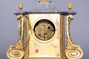 Pendola Napoleone III in marmo grigio e bronzo dorato, Francia, Lepine a Paris, XIX secolo  - Asta Antiquariato - Associazione Nazionale - Case d'Asta italiane
