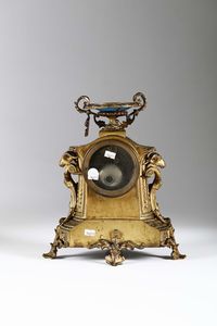 Pendola da tavolo in metallo dorato con inserti in porcellana, Francia Napoleone III  - Asta Antiquariato - Associazione Nazionale - Case d'Asta italiane