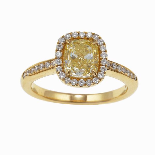 Crivelli. Anello con diamante centrale fancy light yellow di ct 1.87 e piccoli diamanti a contorno  - Asta Fine Jewels - Associazione Nazionale - Case d'Asta italiane