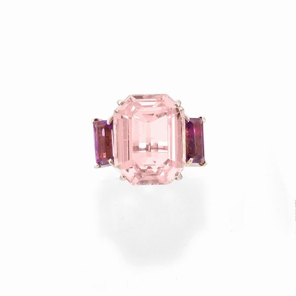 Anello con kunzite  - Asta Gioielli - Associazione Nazionale - Case d'Asta italiane