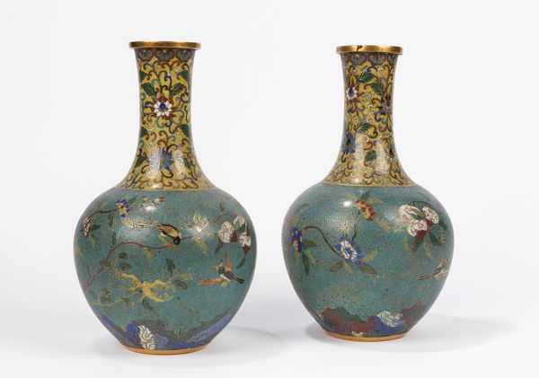 Coppia di vasi a bottiglia in smalto cloisonn. Cina, secolo XIX  - Asta Arte orientale - Associazione Nazionale - Case d'Asta italiane