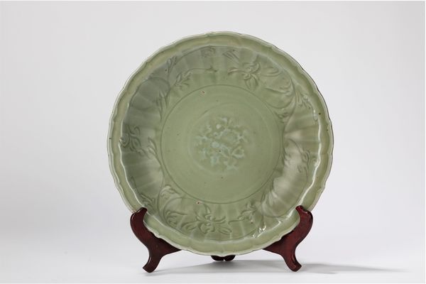 Piatto in porcellana celadon Longquan. Cina, fine dinastia Yuan/inizio dinastia Ming  - Asta Arte orientale - Associazione Nazionale - Case d'Asta italiane