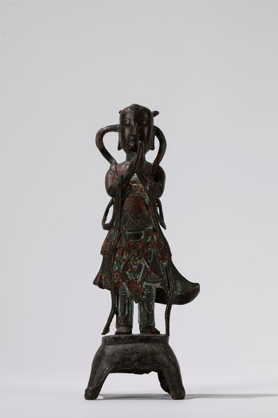 Scultura in bronzo raffigurante figura in preghiera. Cina, dinastia Ming, secolo XVI/XVII  - Asta Arte orientale - Associazione Nazionale - Case d'Asta italiane