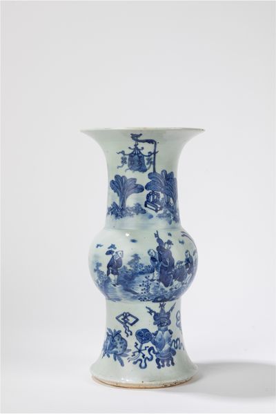 Vaso di forma arcaica Gu in porcellana bianca e blu. Cina, periodo Guangxu (1875-1908)  - Asta Arte orientale - Associazione Nazionale - Case d'Asta italiane