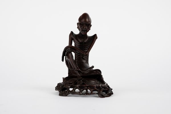 Scultura in legno di bosso raffigurante buddha ascetico. Cina, secolo XIX  - Asta Arte orientale - Associazione Nazionale - Case d'Asta italiane