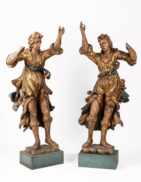 Coppia di sculture in legno intagliato, laccato e dorato, raffiguranti angeli. Italia centrale, secolo XVII  - Asta Arredi Antichi - Associazione Nazionale - Case d'Asta italiane