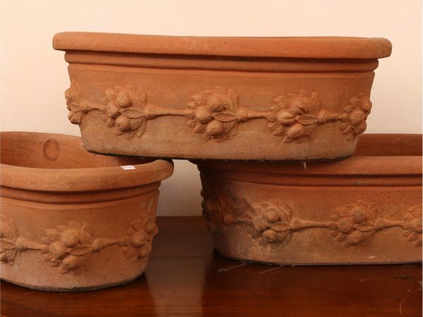 Serie di tre vasi da giardino in terracotta  - Asta La casa classica. Stile intramontabile - Associazione Nazionale - Case d'Asta italiane