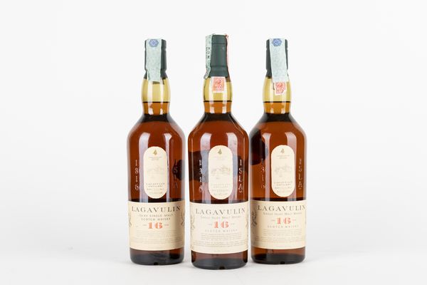 Scozia : Lagavulin 16 YO (3 BT)  - Asta Vini e Distillati - Associazione Nazionale - Case d'Asta italiane