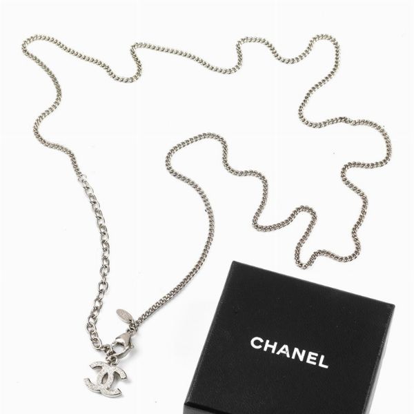 CHANEL : CHANEL COLLANA LOGO  - Asta VINTAGE: BORSE E ACCESSORI DI HERMES, LOUIS VUITTON E ALTRE GRANDI MAISON - Associazione Nazionale - Case d'Asta italiane