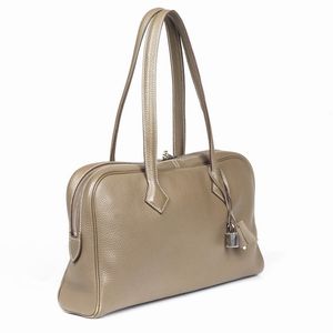 HERMES : HERMES BORSA VICTORIA ELAN  - Asta VINTAGE: BORSE E ACCESSORI DI HERMES, LOUIS VUITTON E ALTRE GRANDI MAISON - Associazione Nazionale - Case d'Asta italiane