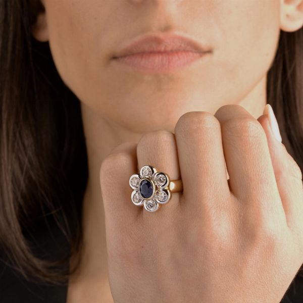 ANELLO A FORMA DI FIORE CON ZAFFIRO E DIAMANTI  - Asta Gioielli  - Associazione Nazionale - Case d'Asta italiane