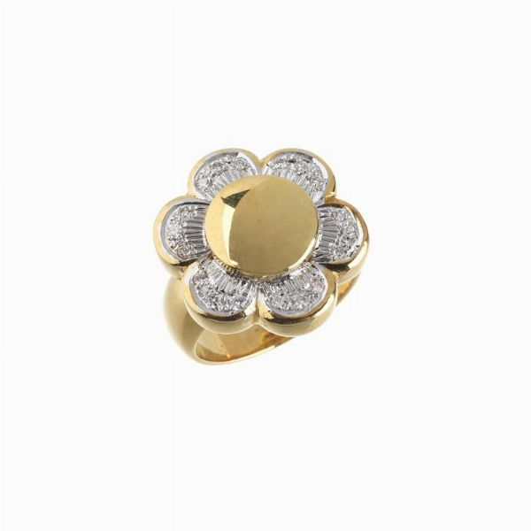 ANELLO A FORMA DI FIORE CON DIAMANTIin oro giallo e bianco 18kt, impreziosito da diamanti taglio brillante per ct 0.20 circa, punzone 750, mis. 54, gr. 14  FLOWER-SHAPED DIAMOND RING IN 18KT TWO TONE GOLD  - Asta Gioielli  - Associazione Nazionale - Case d'Asta italiane