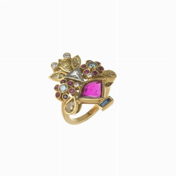 ANELLO A FORMA DI MAZZO DI FIORI CON PIETRE DI COLORE E DIAMANTI  - Asta Gioielli  - Associazione Nazionale - Case d'Asta italiane