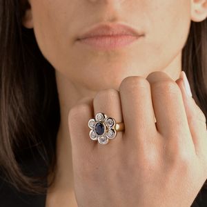 ANELLO A FORMA DI FIORE CON ZAFFIRO E DIAMANTI  - Asta Gioielli  - Associazione Nazionale - Case d'Asta italiane