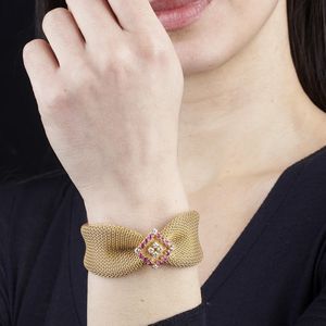 BRACCIALE A MAGLIA TESSITA CON RUBINI E DIAMANTI  - Asta Gioielli  - Associazione Nazionale - Case d'Asta italiane