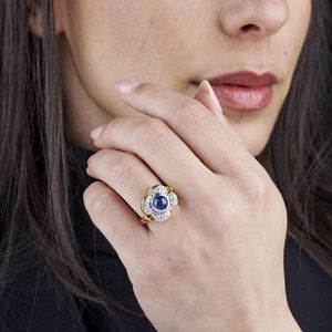 ANELLO A FORMA DI FIORE CON ZAFFIRO E DIAMANTI  - Asta Gioielli  - Associazione Nazionale - Case d'Asta italiane