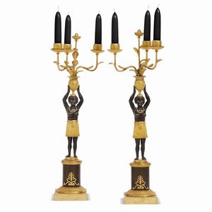 COPPIA DI CANDELABRI, PARIGI, 1800-1810  - Asta INTERNATIONAL FINE ART E UNA IMPORTANTE COLLEZIONE DI PENDOLE AU BON SAUVAGE - Associazione Nazionale - Case d'Asta italiane