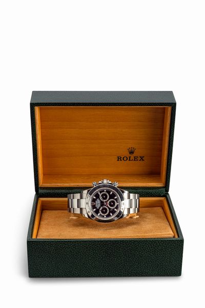 ROLEX : Daytona ref 116520, raffinato e attraente orologio da polso con quadrante nero luminova e cronografo con tre contatori, in acciaio inossidabile con bracciale, garanzia e scatola originale  - Asta Orologi da Polso e da Tasca - Associazione Nazionale - Case d'Asta italiane