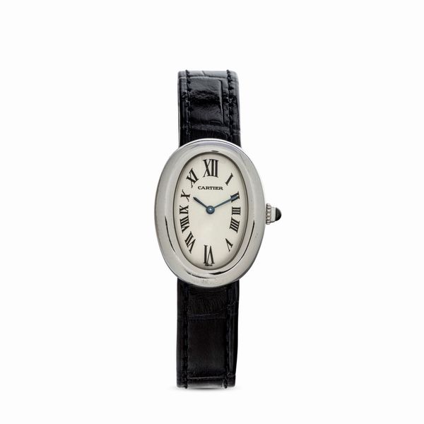 CARTIER : Elegante Bagnoire in oro bianco 18k di forma ellittica e curva con numeri Romani esplosi su quadrante Argent, cinturino in pelle e caboucon su corona di carica  - Asta Orologi da Polso e da Tasca - Associazione Nazionale - Case d'Asta italiane