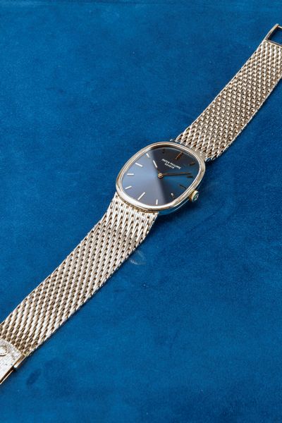 PATEK PHILIPPE : Elegante Ellipse in oro bianco 18k con bracciale integrato a maglia intrecciata, quadrante blu soleil Sigma, movimento automatico con punzone di Ginevra  - Asta Orologi da Polso e da Tasca - Associazione Nazionale - Case d'Asta italiane