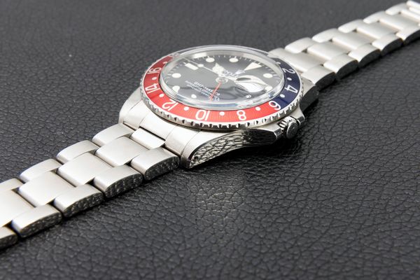 ROLEX : Iconico e sportivo GMT Master Pepsi ref 1675 in acciaio inossidabile quadrante nero opaco con pallettoni al trizio ghiera bicolore con doppio fuso orario Storia colori Pepsi  - Asta Orologi da Polso e da Tasca - Associazione Nazionale - Case d'Asta italiane