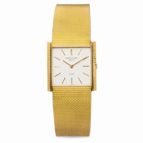 PATEK PHILIPPE : Essenziale ed elegante Carr Extraflat ref 3494 in oro giallo 18k, firmato Gobbi, carica manuale con indici applicati e bracciale integrato  - Asta Orologi da Polso e da Tasca - Associazione Nazionale - Case d'Asta italiane