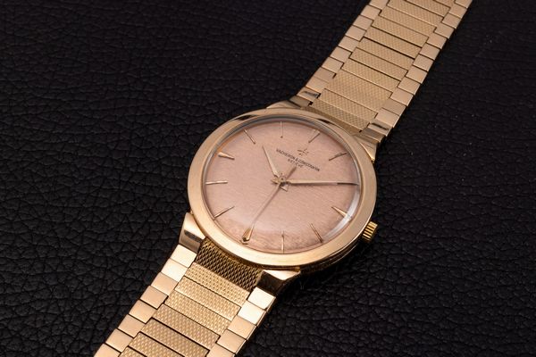 Vacheron & Constantin : Elegante e raffinato solotempo in oro rosa 18k, quadrante rosa con texture orizzontale, bracciale integrato movimento a carica manuale con punzone di ginevra e regolazione a collo di cigno  - Asta Orologi da Polso e da Tasca - Associazione Nazionale - Case d'Asta italiane