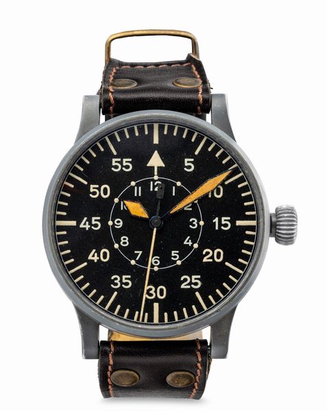 Stowa : Orologio fuori misura Flieger B-Uhr della seconda guerra mondiale in acciaio con trattamento grigio antiriflesso, carica manuale e quadrante nero opaco con numeri e sfere luminescenti  - Asta Orologi da Polso e da Tasca - Associazione Nazionale - Case d'Asta italiane